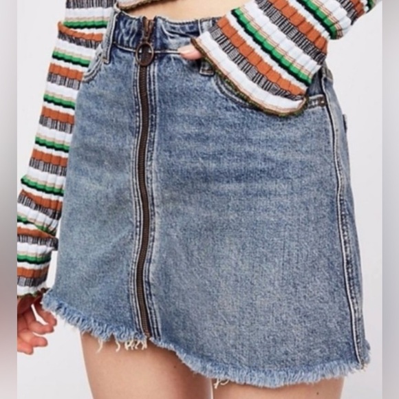 Free People We The Free Zip It Up Raw Hem Denim Mini‎ Skirt Size 27 - Picture 1 of 10